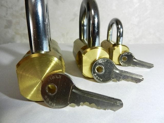 イタリア「Ｖｉｒｏ」ブランドシリンダー南京錠３点