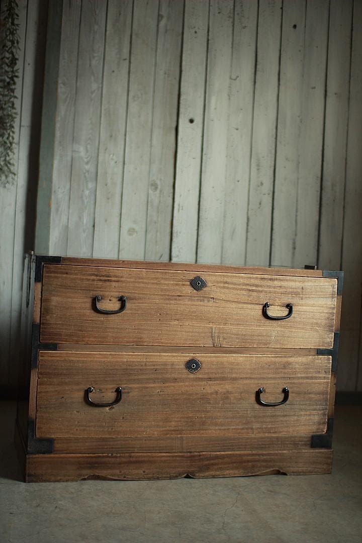 古く味のある木製の引き出し2段　チェスト　桐箪笥　タンス　古家具　古民家