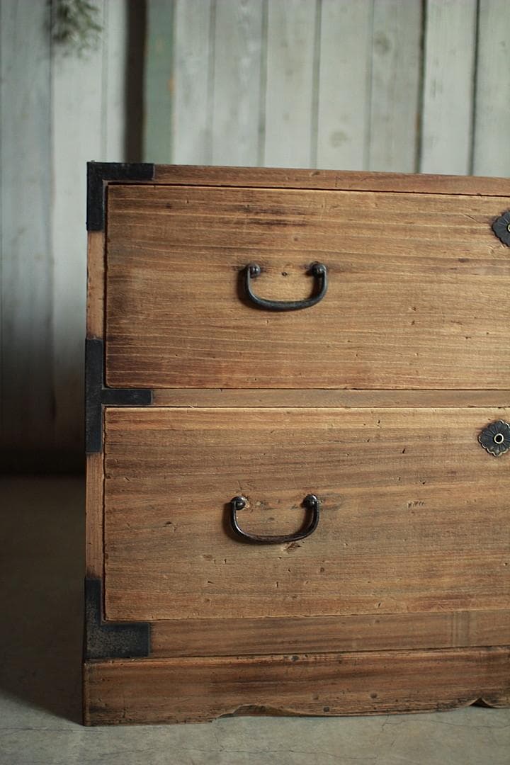 古く味のある木製の引き出し2段　チェスト　桐箪笥　タンス　古家具　古民家