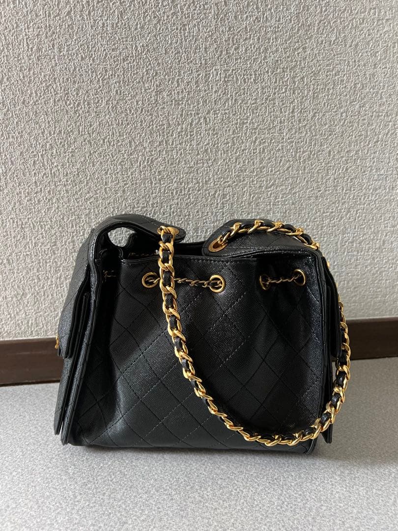 ブラックのキルティングレザー製、ゴールドチェーンのショルダーバッグ。