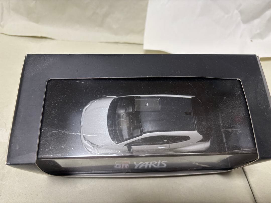 GRヤリス前期　ミニカー　プラチナホワイトパールマイカ　ケース付き