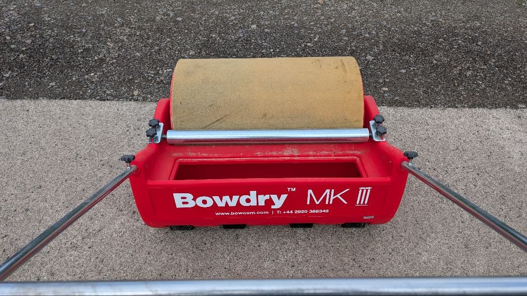 グラウンドの水たまりを排水！【除水ローラー】