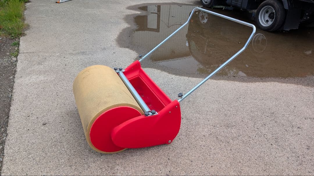 グラウンドの水たまりを排水！【除水ローラー】