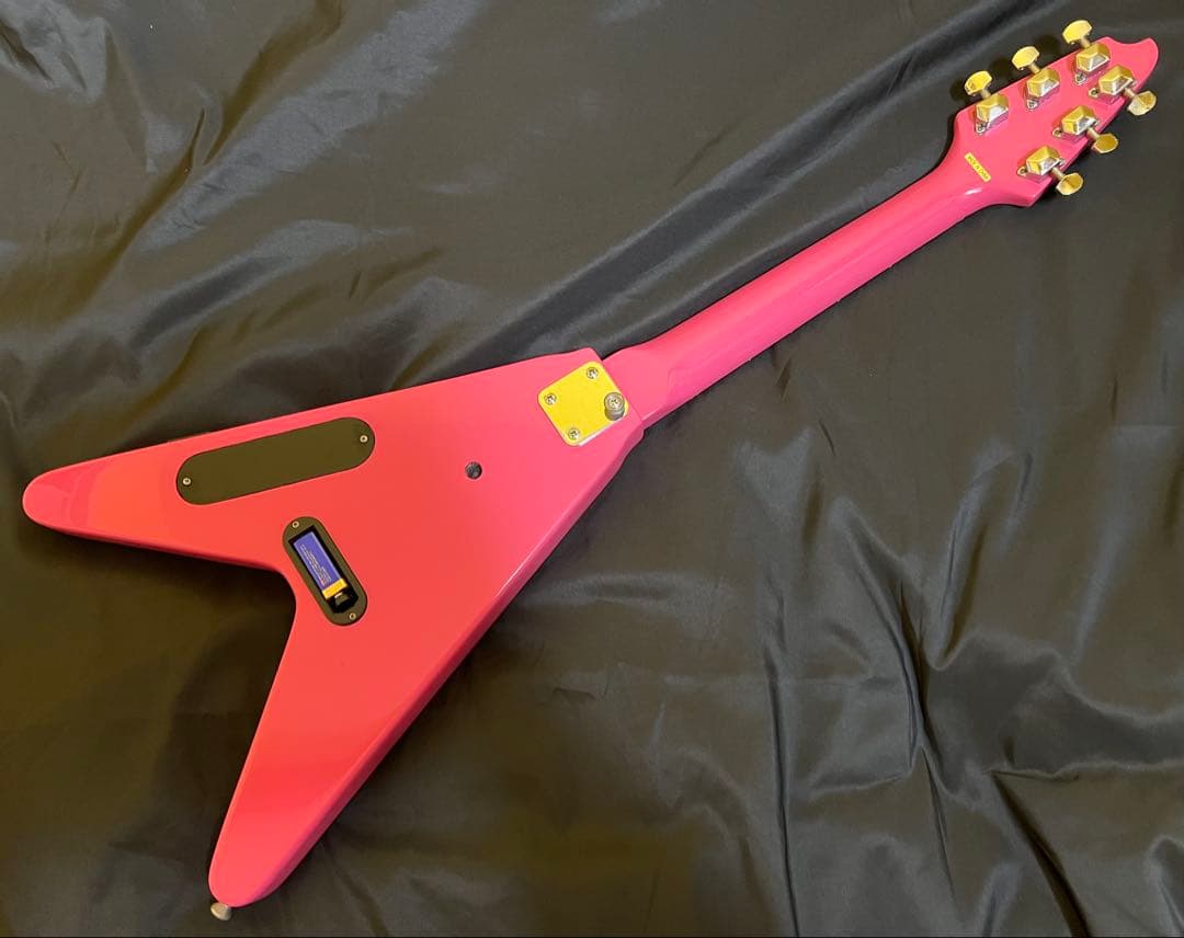 中古品 KGarage Uunior フライングV型 ピンクエレキギター訳あり