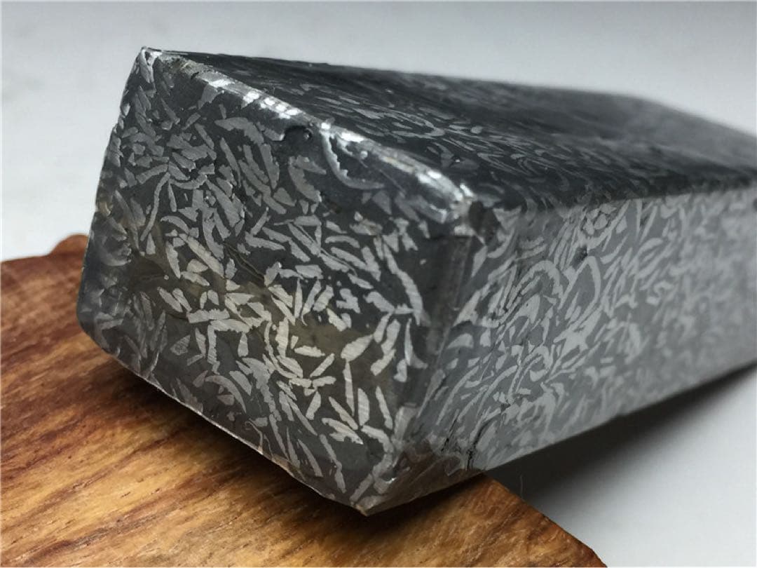 ☆ 希少 鉄隕石・ムオニオナルスタ 隕石ブロック　　磁石に付く コーティング済！