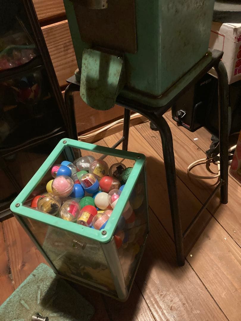 昭和　20円ガチャ　初期ガラス製ガチャの当時物。20円良カプセル込み 脚付き。