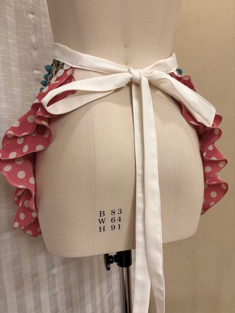 エプロンショート　アイボリーボタニカル　サーモンピンクフリル　ターコイズポンポン