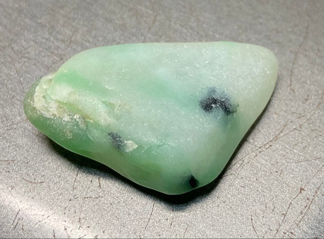 ［宝石質　薄緑色の海石］　糸魚川翡翠海石8g ヒスイ　ひすい