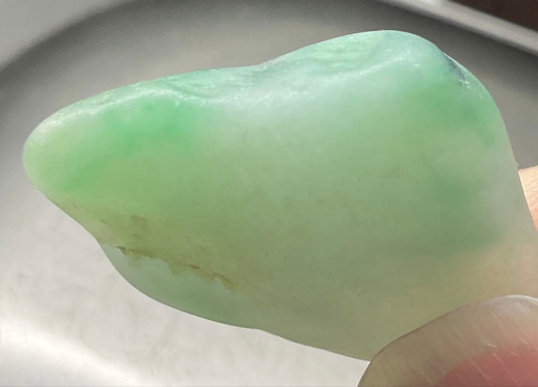 ［宝石質　薄緑色の海石］　糸魚川翡翠海石8g ヒスイ　ひすい