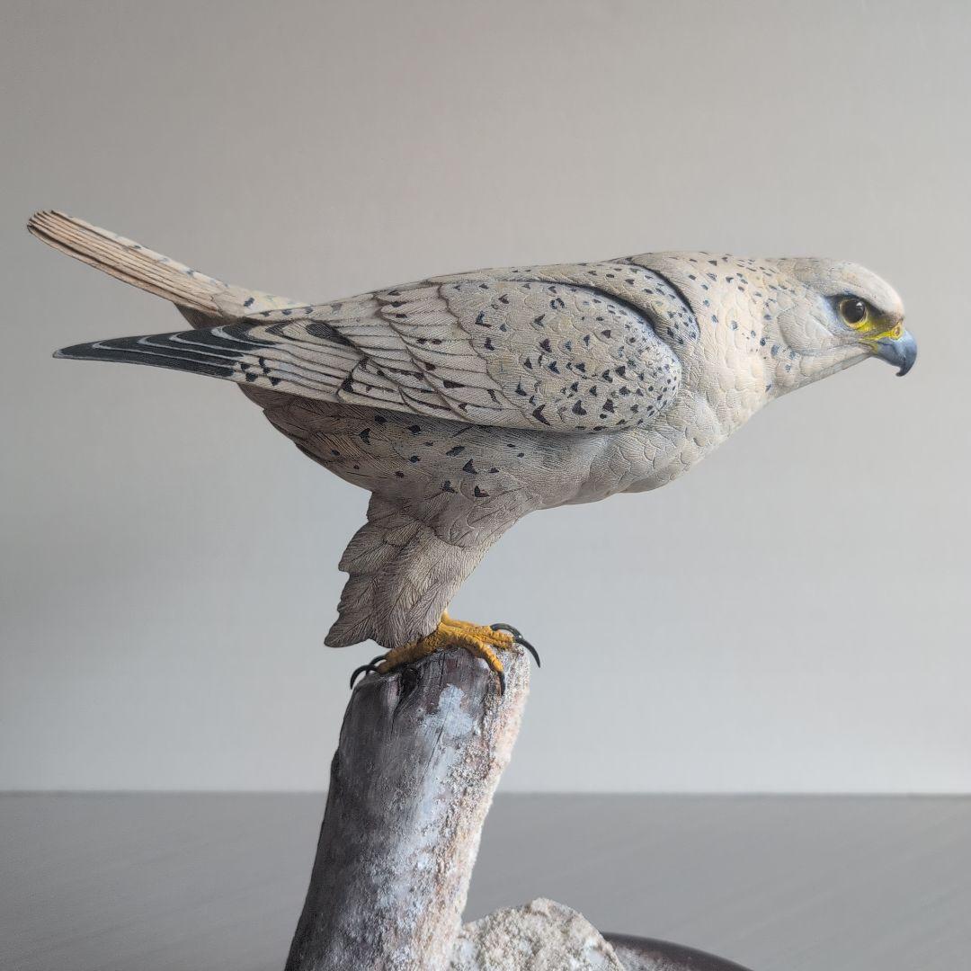 猛禽類の彫刻　　シロハヤブサ 　　バードカービング　木彫りの野鳥　野鳥彫刻