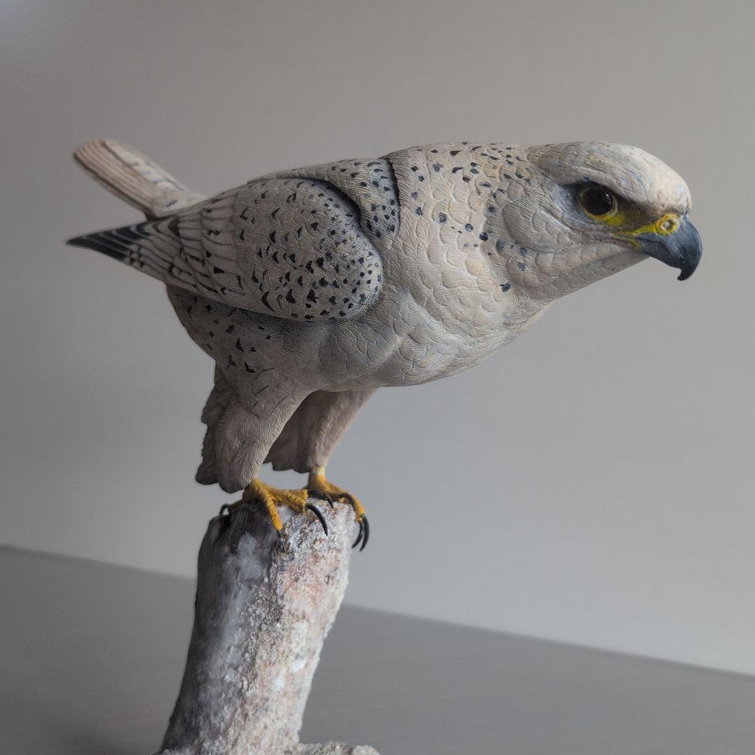 猛禽類の彫刻　　シロハヤブサ 　　バードカービング　木彫りの野鳥　野鳥彫刻