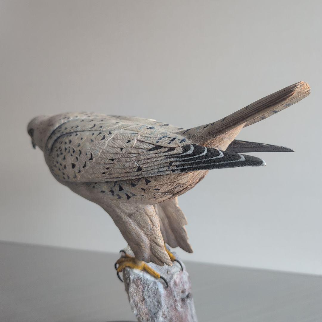 猛禽類の彫刻　　シロハヤブサ 　　バードカービング　木彫りの野鳥　野鳥彫刻