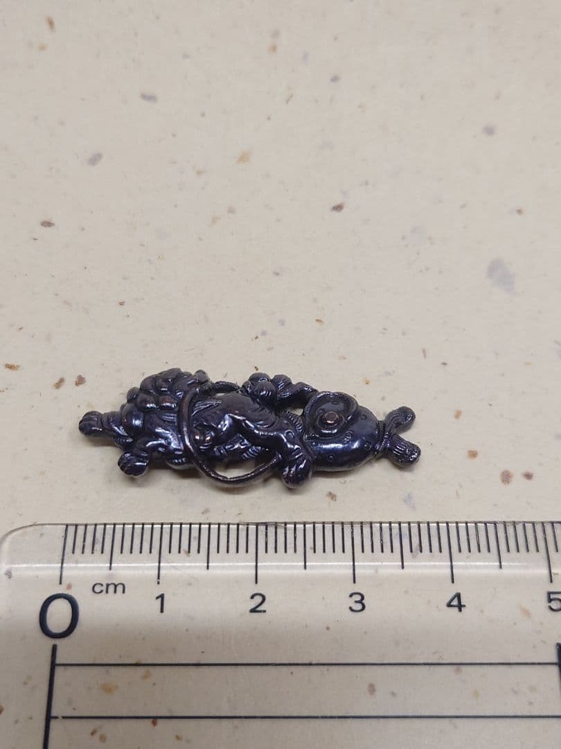 目貫、赤銅地、獅子の図