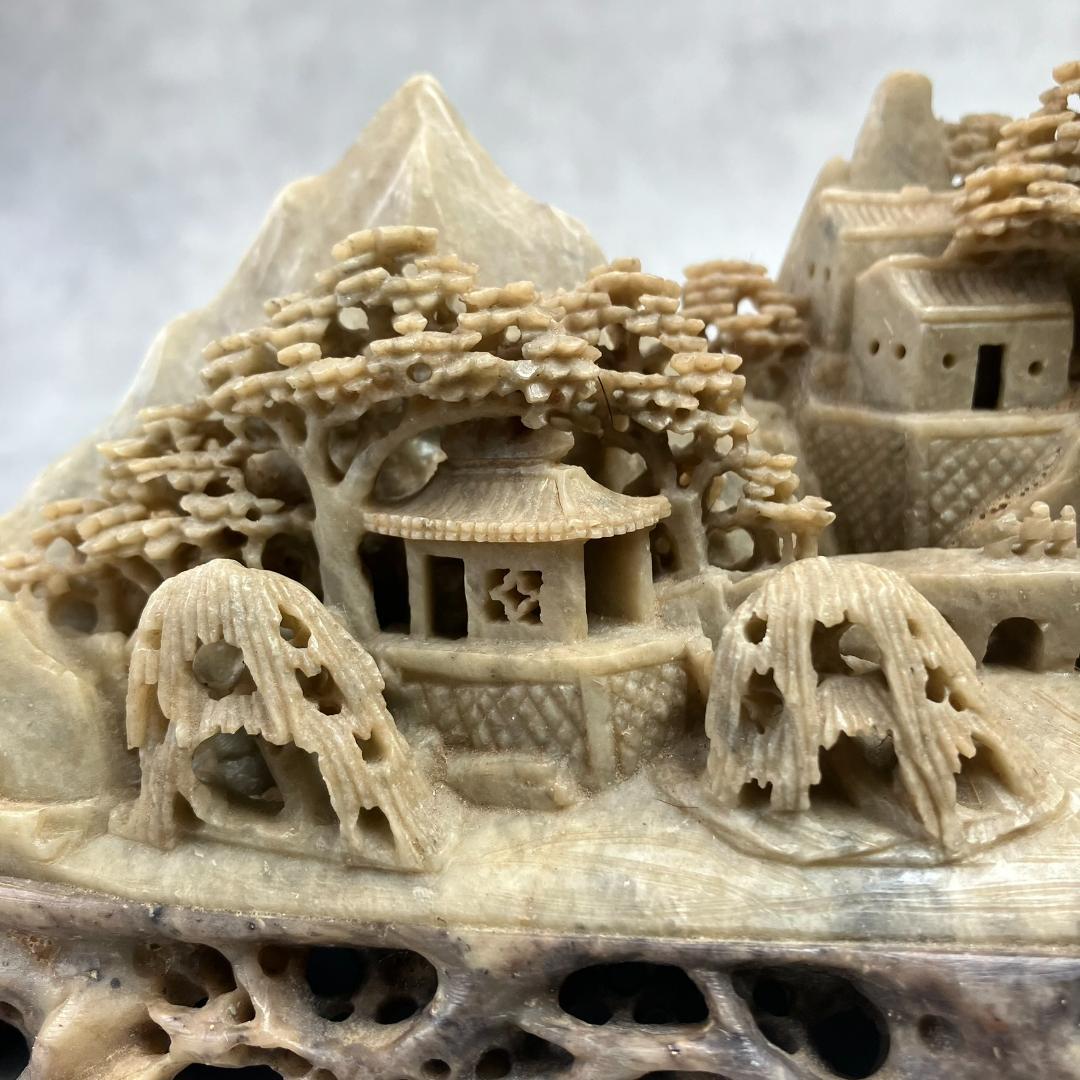 寿山石の彫刻　楼閣山水風景　ジオラマ　中国美術　天然石　水雕　ガラスケース付き