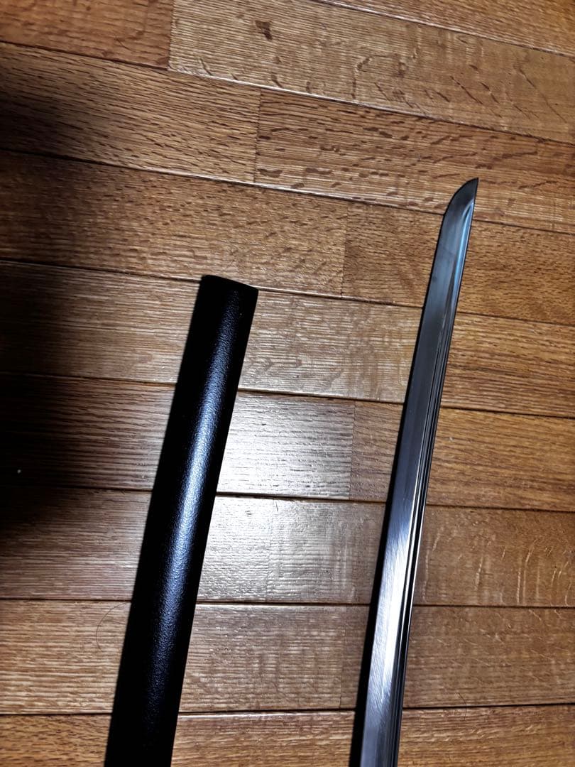 湾曲した刃の刀 黒い鞘と柄