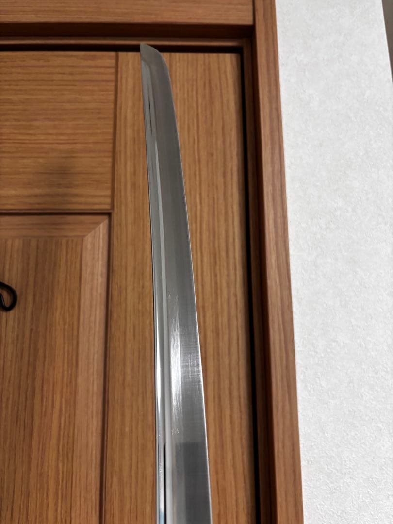 湾曲した刃の刀 黒い鞘と柄