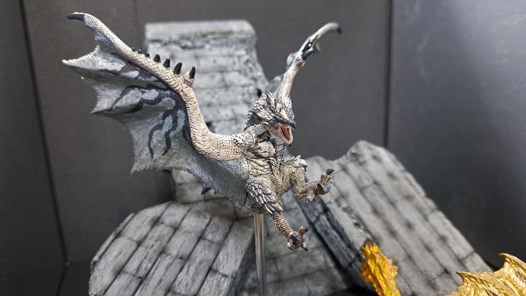 モンハン　リオレウス希少種&リオレイア希少種　フィギュア　+　ジオラマ台座