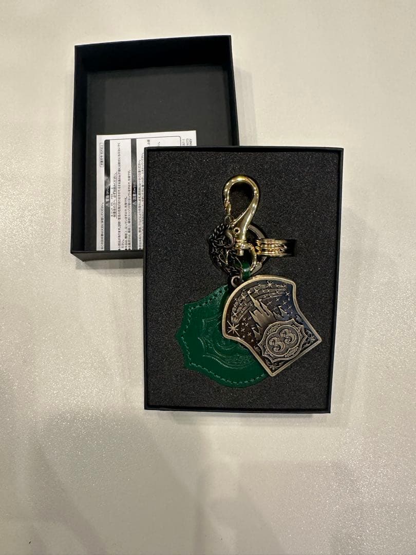 緑色盾型キーホルダー　CLUB33