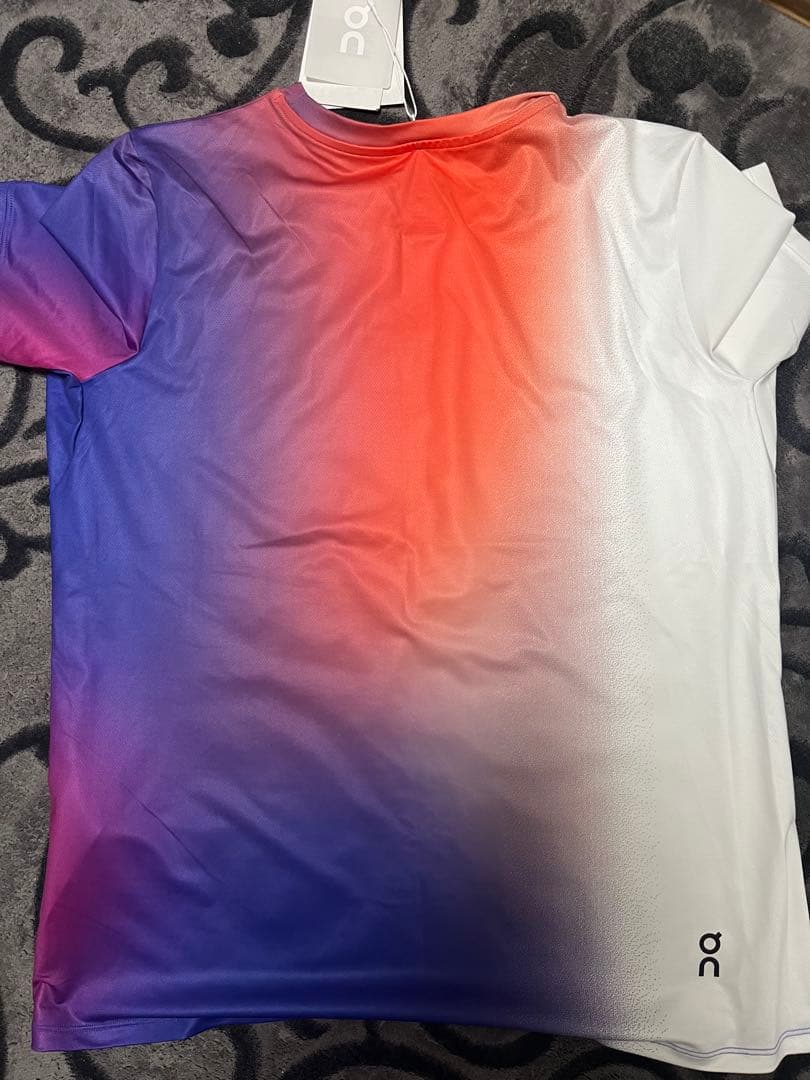 On グラデーション 半袖Tシャツ