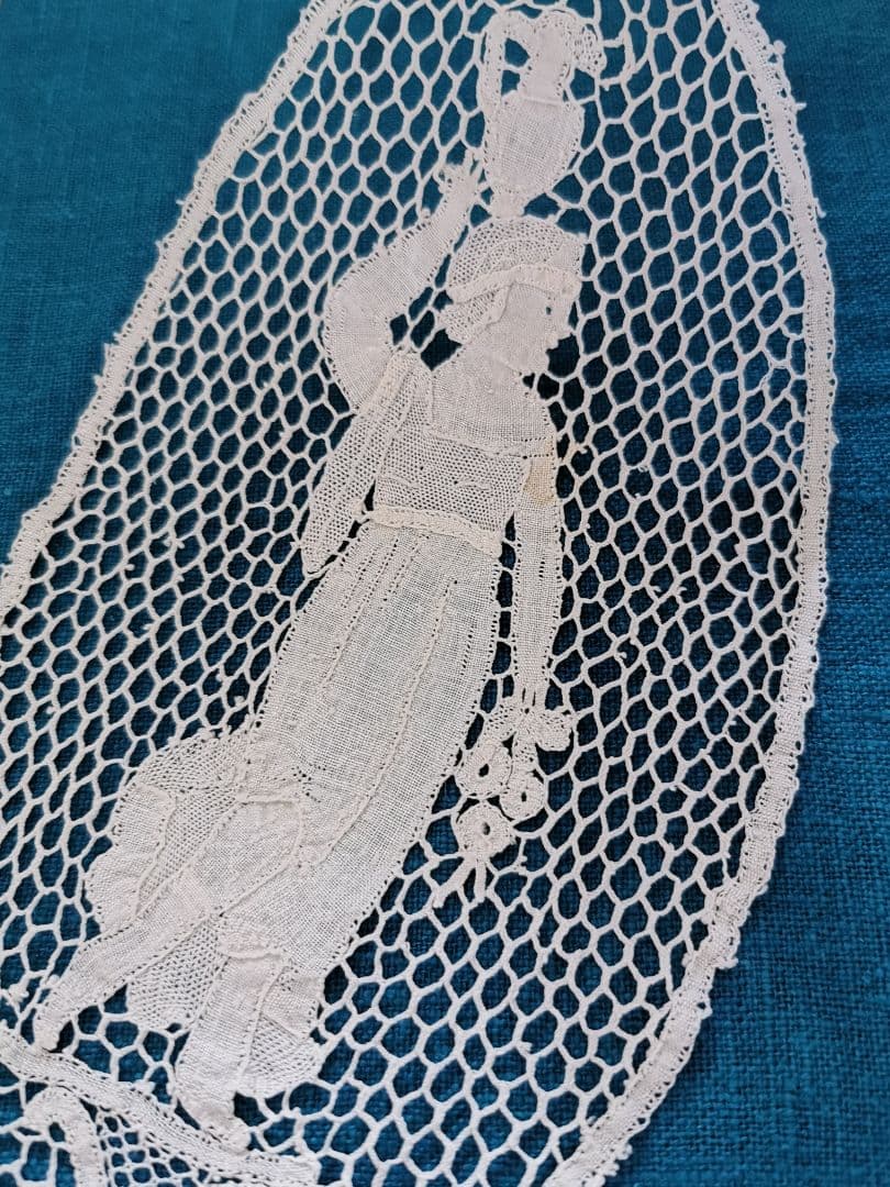 アンティークブルージュ 壺を頭にのせ歩く古代の女性と花束 ボビンレース編ドイリー