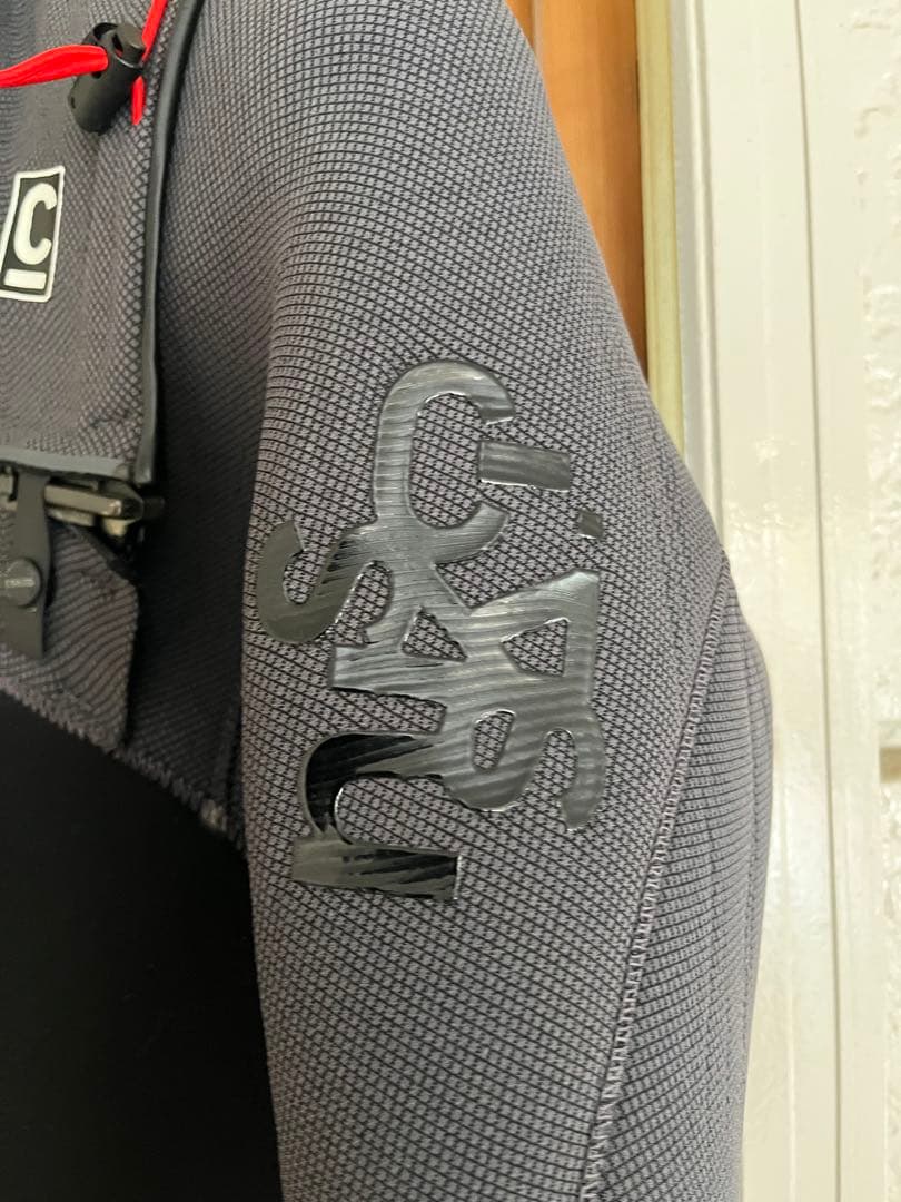 C-Skins Rewired フード付セミドライスーツ 黒/グレー MTサイズ