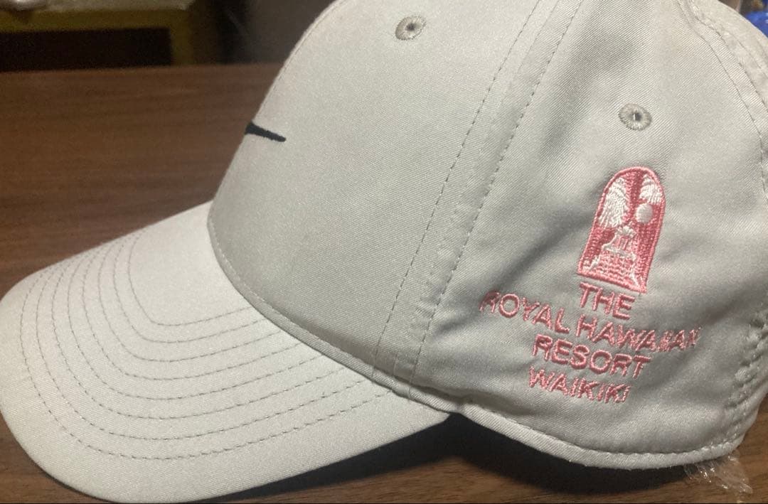 ロイヤルハワイアン限定　ナイキキャップ　グレー　ピンク刺繍