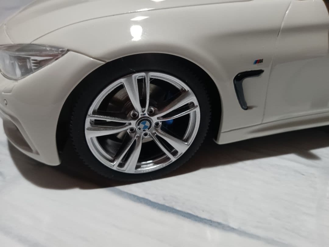 1/18  M435i ホワイト　ミニカー　4シリーズ