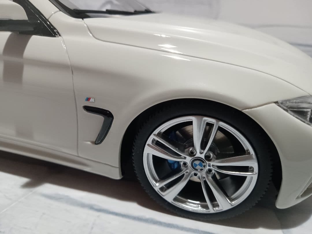 1/18  M435i ホワイト　ミニカー　4シリーズ