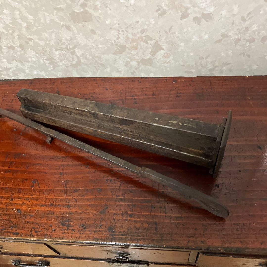 古い特大の錠前と鍵と思われますが果たして？