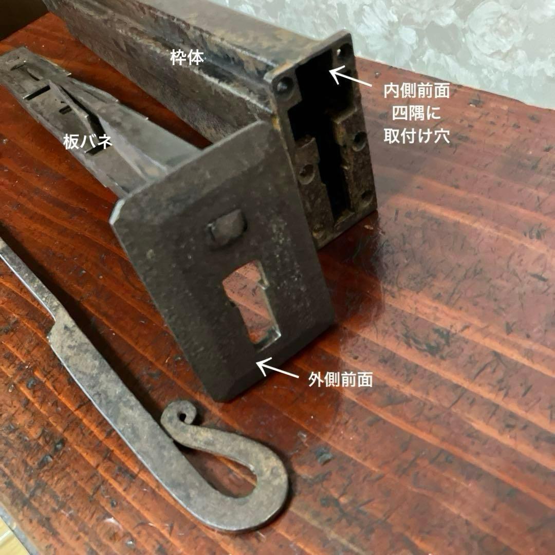 古い特大の錠前と鍵と思われますが果たして？