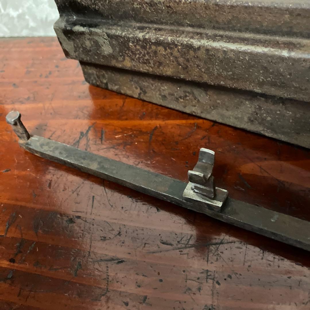 古い特大の錠前と鍵と思われますが果たして？