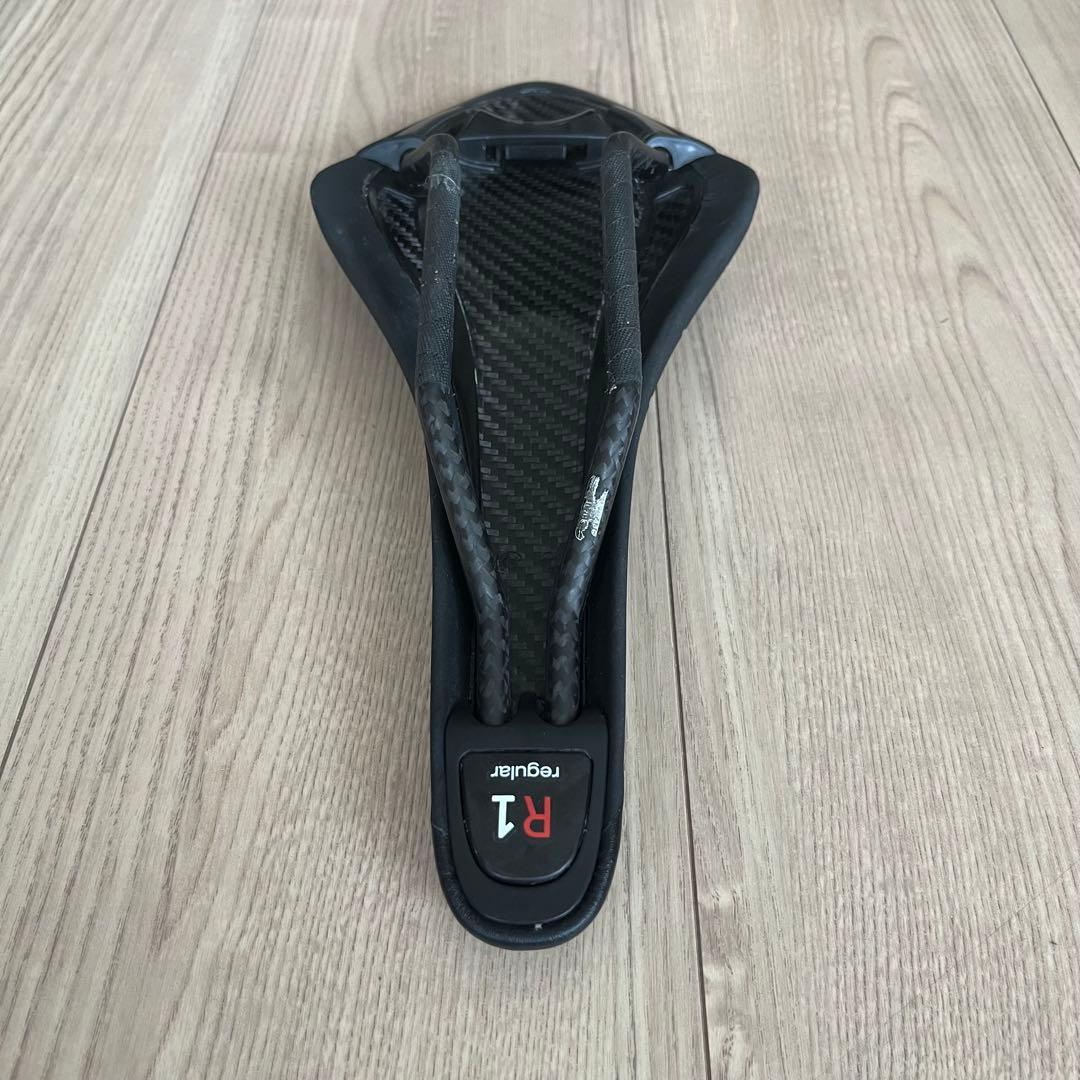 美品 Fizik Arione R1 レギュラー カーボン