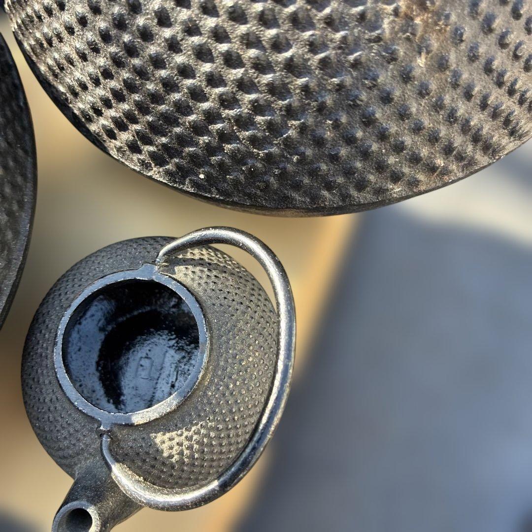 鉄瓶まとめて4個使えるもの。2つは程度が割と良いです。1個は新品位