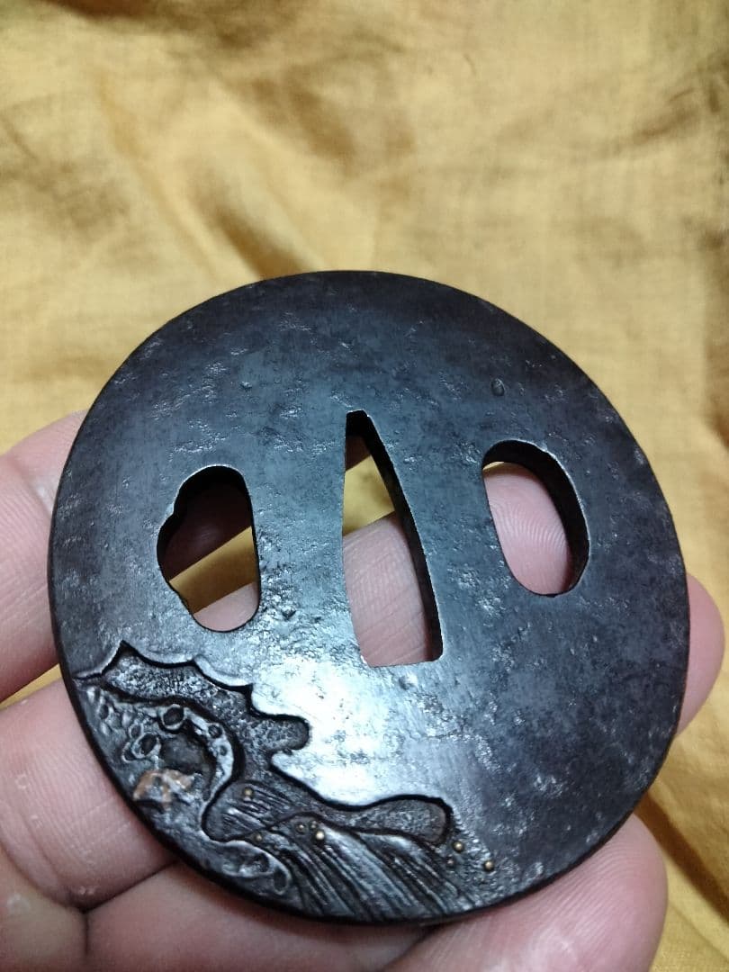 ♦最終価格♦　鉄鍔　鐔　(近江住重位作　猿に鷲図)　桑縁箱付き　東郷重位