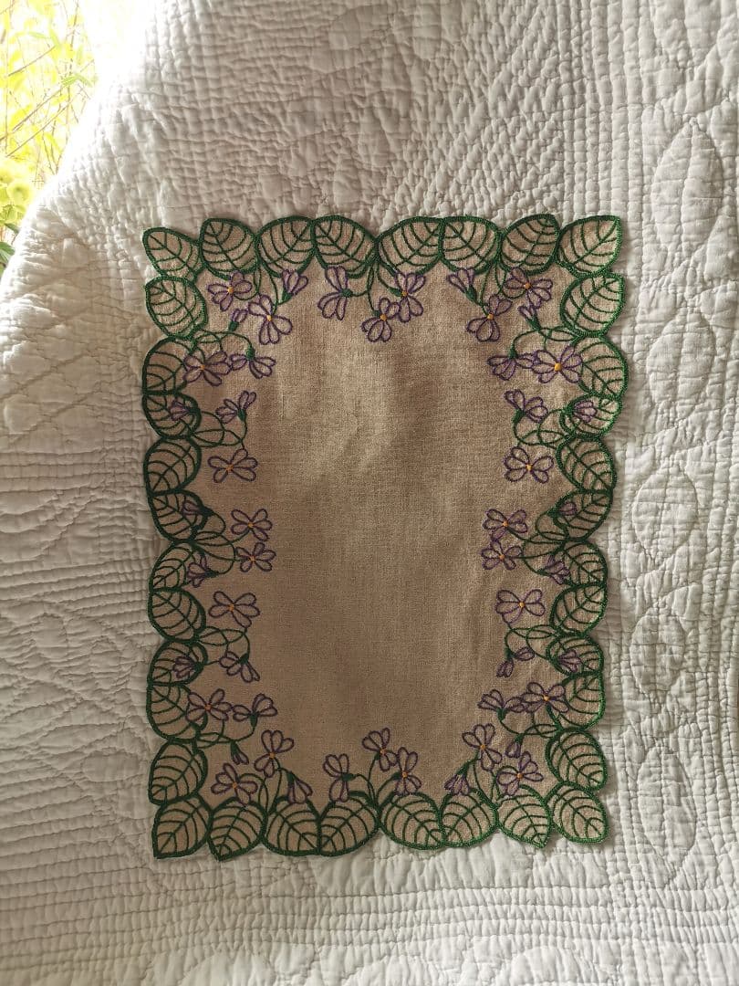 アンティーク/ヴィンテージ フランス 菫の葉と花のカットワーク刺繍 リネンクロス