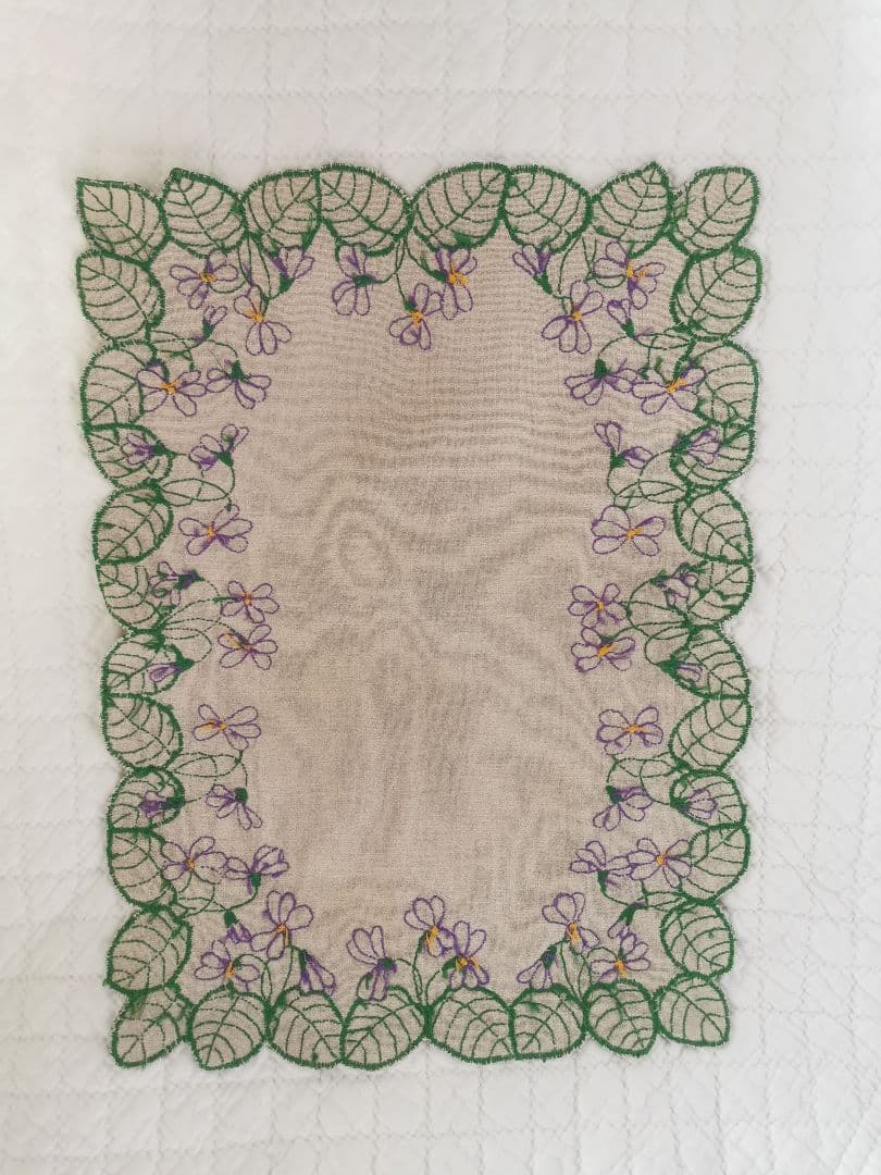 アンティーク/ヴィンテージ フランス 菫の葉と花のカットワーク刺繍 リネンクロス