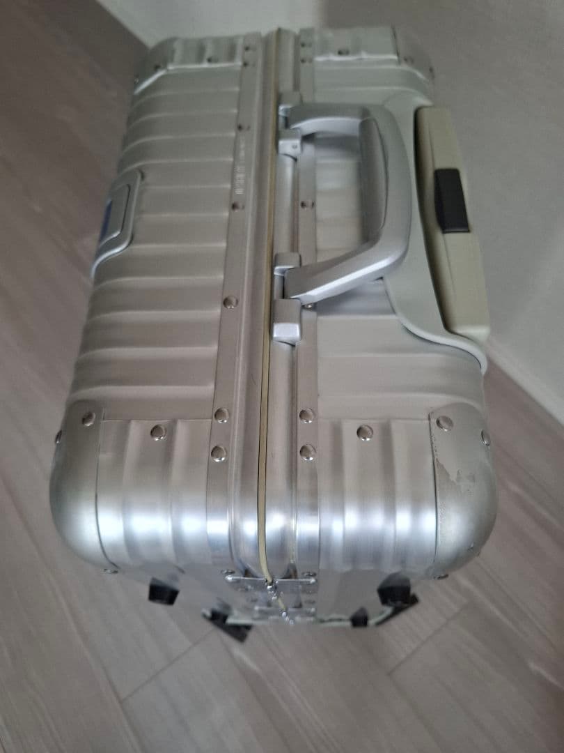 リモワ「トパーズ」48L 4輪シルバー