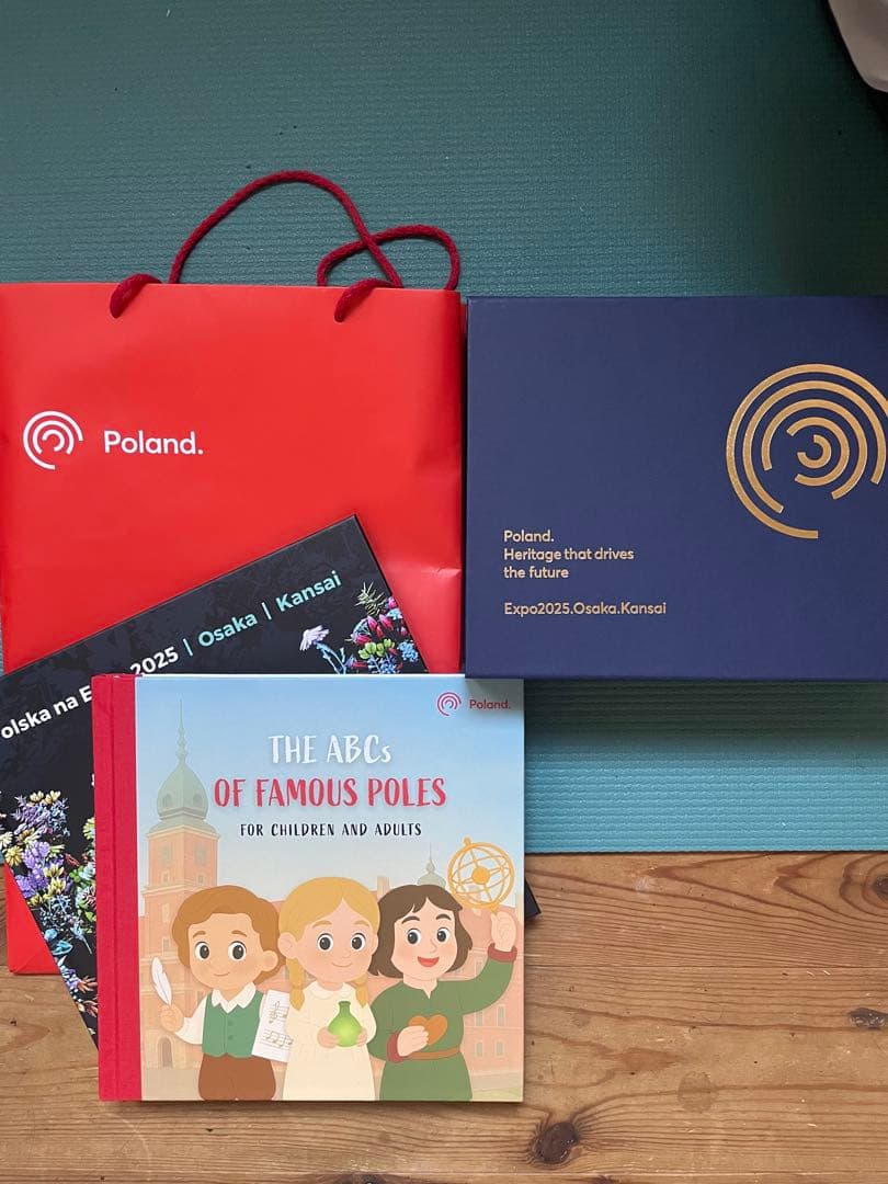 万博のポーランドのパビリオンのVIPのギフト 本とスイーツ