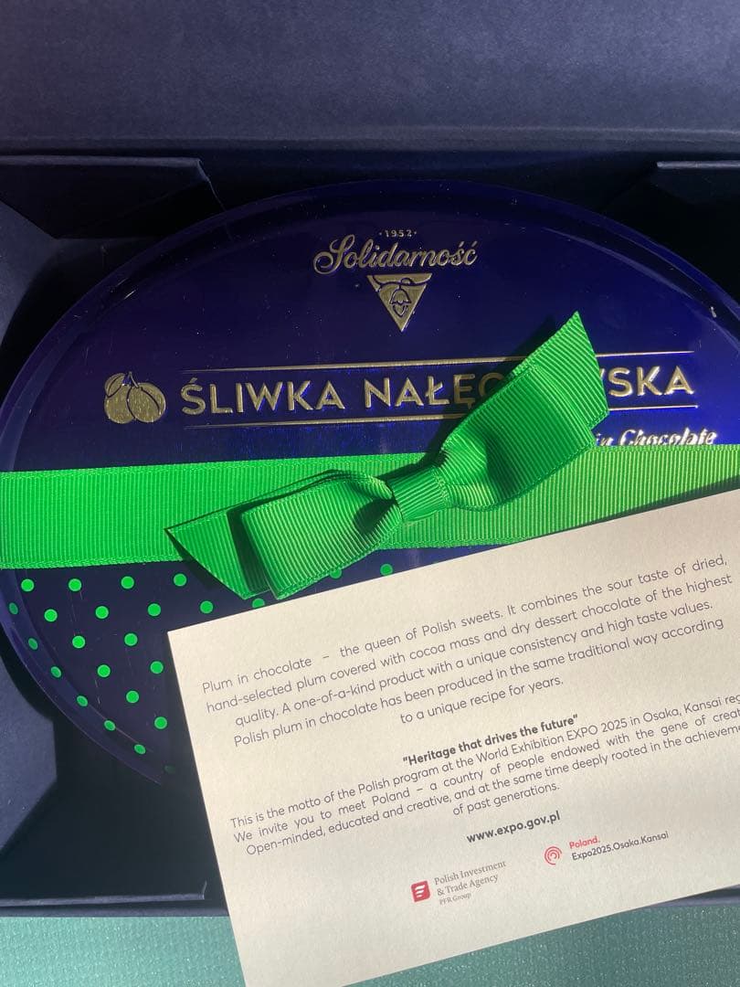 万博のポーランドのパビリオンのVIPのギフト 本とスイーツ