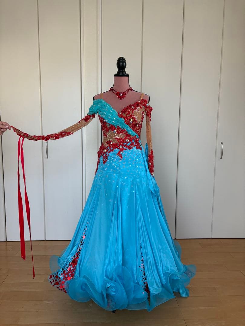 社交ダンスのスタンダードの衣装。