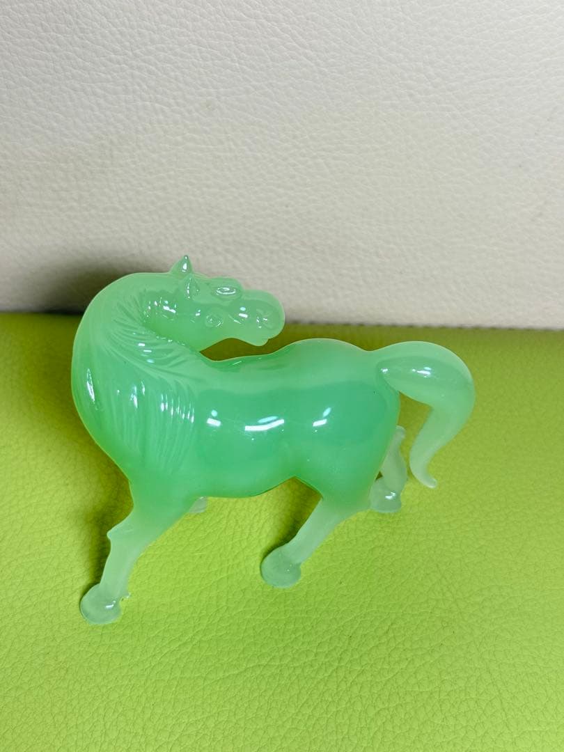 翡翠 馬の彫刻 淡い緑色