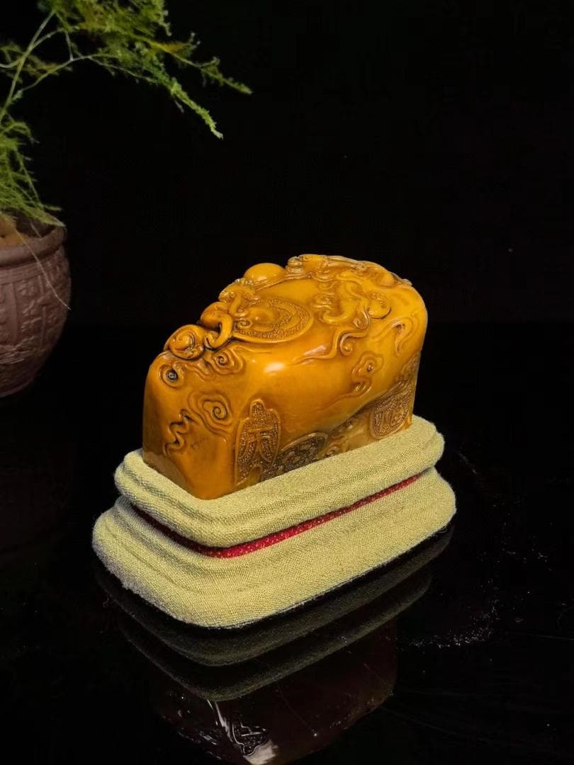 中国古美術・旧蔵寿山石瑞獣献宝の印鑑・手彫り・田黄石・風水・書道具・文房具・置物