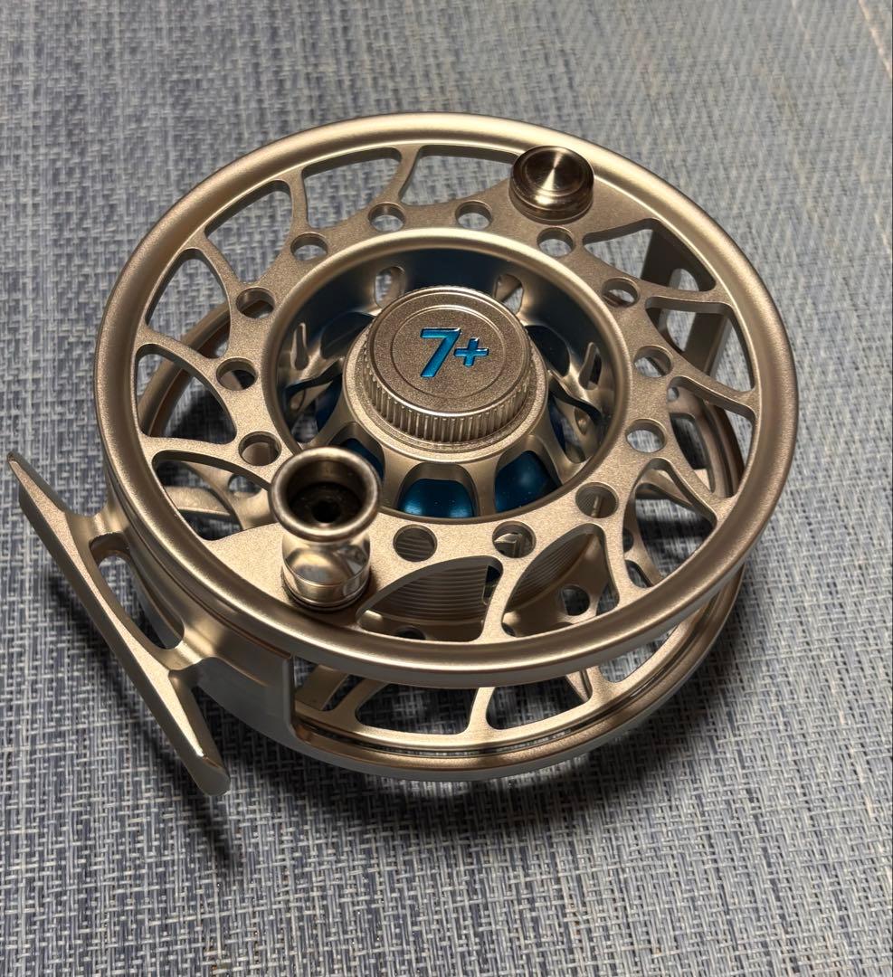 リール Hatch Iconic 7 Plus Clear/Blue Mid