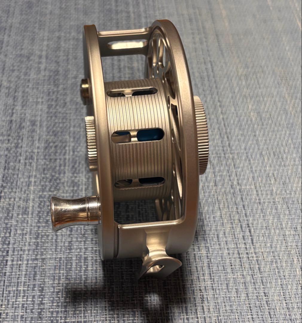 リール Hatch Iconic 7 Plus Clear/Blue Mid