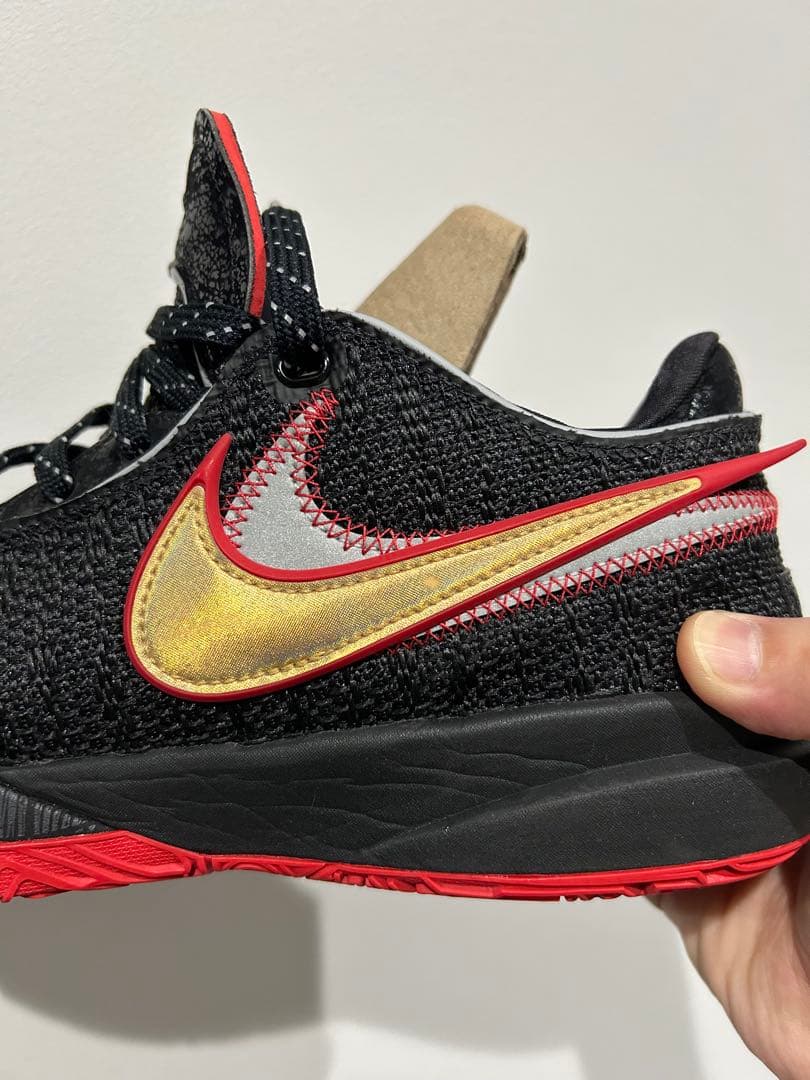 レブロン20バスケットボールシューズ 黒/赤 ニット素材