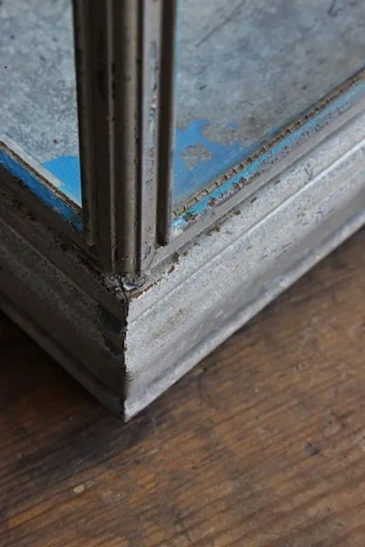 古い ブリキの水槽　ディスプレイに