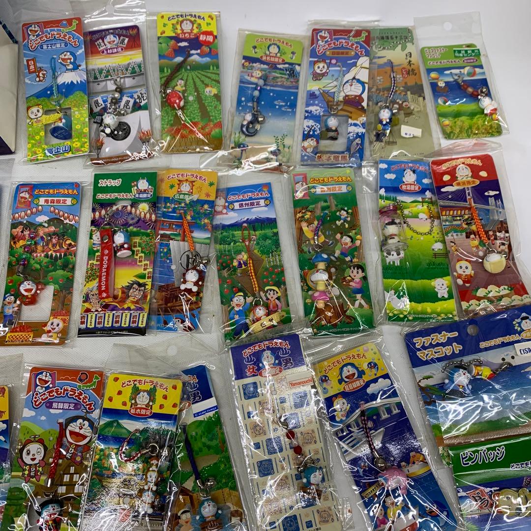▲ どこでもドラえもん　限定ストラップ　ストラップ　ピンバッジ　まとめ　71点