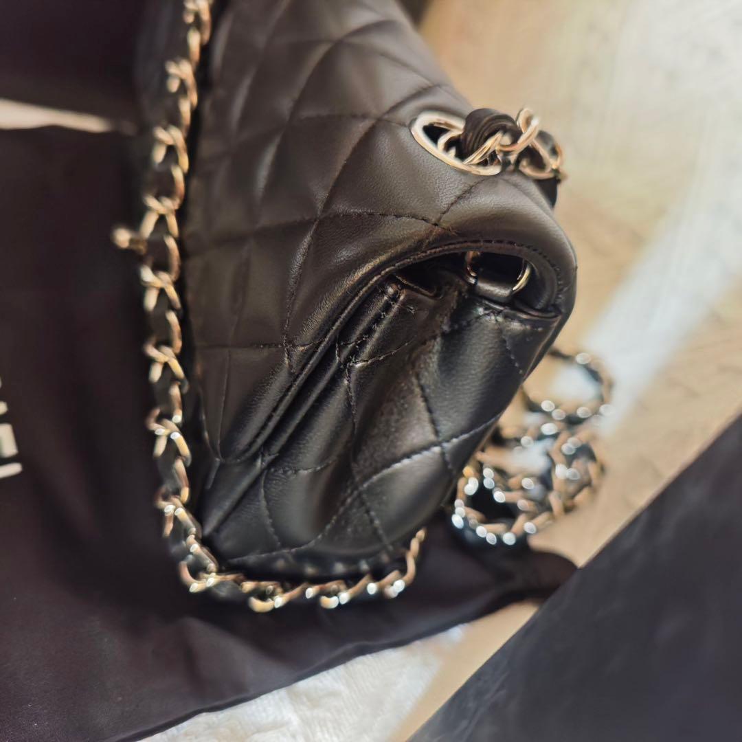 ブラックのキルティングデザイン、チェーンショルダー付き ショルダーバッグ