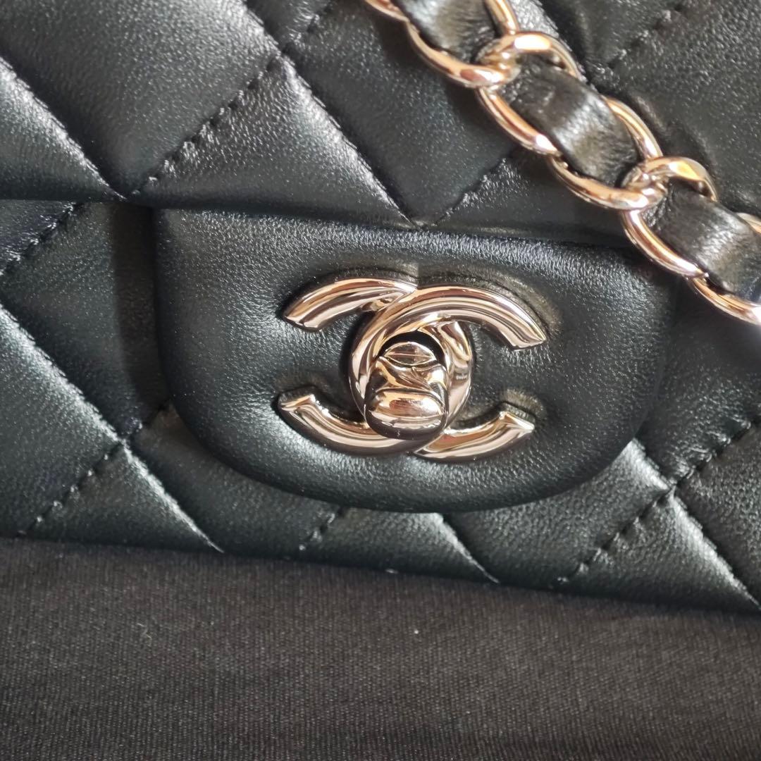 ブラックのキルティングデザイン、チェーンショルダー付き ショルダーバッグ