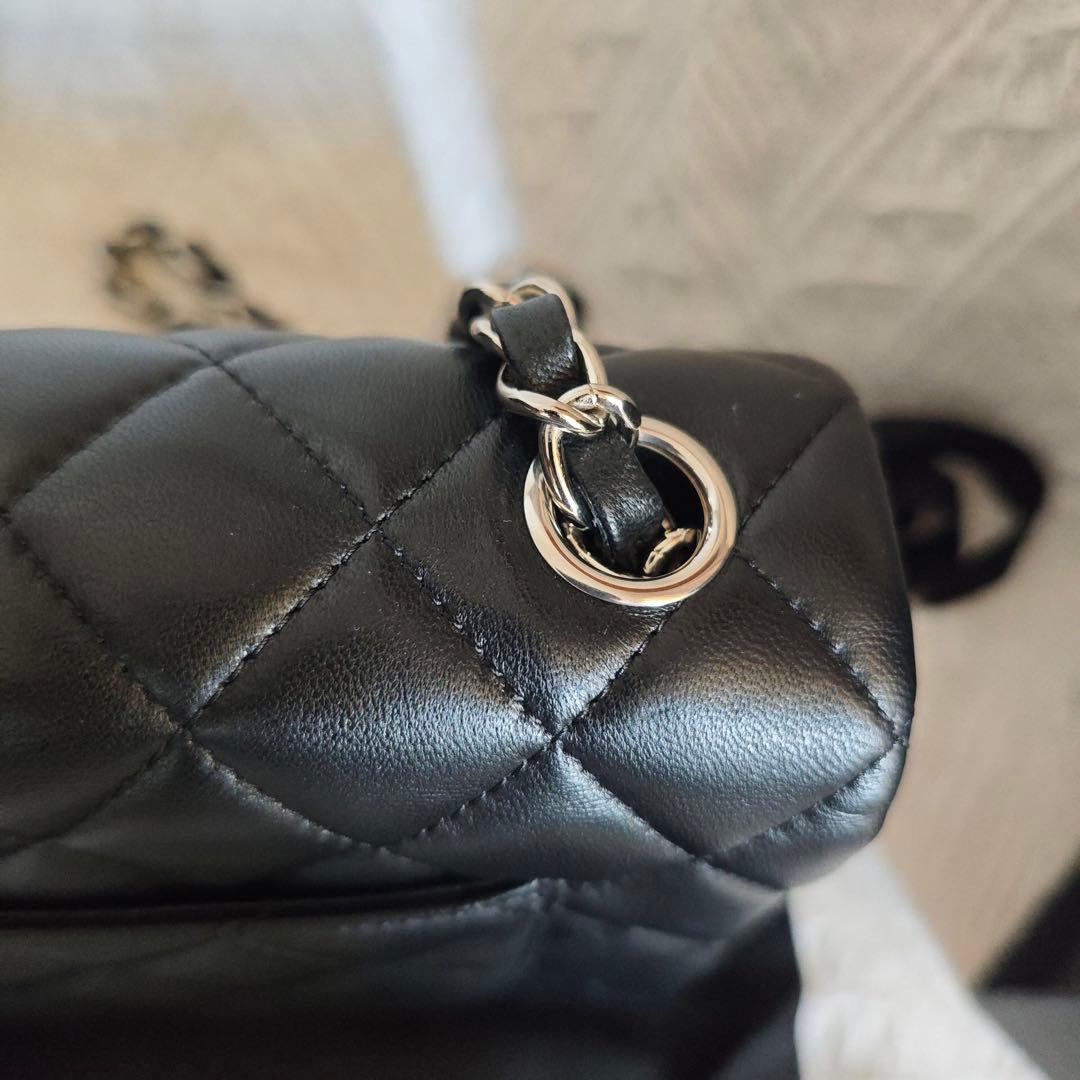 ブラックのキルティングデザイン、チェーンショルダー付き ショルダーバッグ